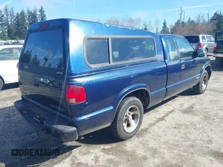 2001 Chevrolet S-10 LS with VIN 1GCCS19WX18259344, listed as a IAAI auction lot 41885132 with 77,628 mi miles and . Bid and sale history available at DreamBid. Image 4.