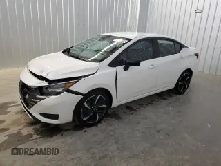 2024 Nissan Versa SR z VIN 3N1CN8FV5RL915252, wystawiony jako Copart lot #60133725 z przebiegiem 24 603 mil mil oraz Czysty tytuł • Clean title. Historia ofert i sprzedaży dostępna na DreamBid. Obrazek 1.