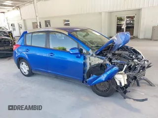 2012 Nissan Versa S z VIN 3N1BC1CP1CL360659, wystawiony jako IAAI lot #42270456 z przebiegiem 185 731 mil mil oraz . Historia ofert i sprzedaży dostępna na DreamBid. Obrazek 1.