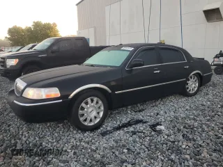2008 Lincoln Town Car Limited z VIN 2LNHM82V08X659980, wystawiony jako Copart lot #50441415 z przebiegiem 93 961 mil mil oraz Szkoda całkowita • Salvage title. Historia ofert i sprzedaży dostępna na DreamBid. Obrazek 1.