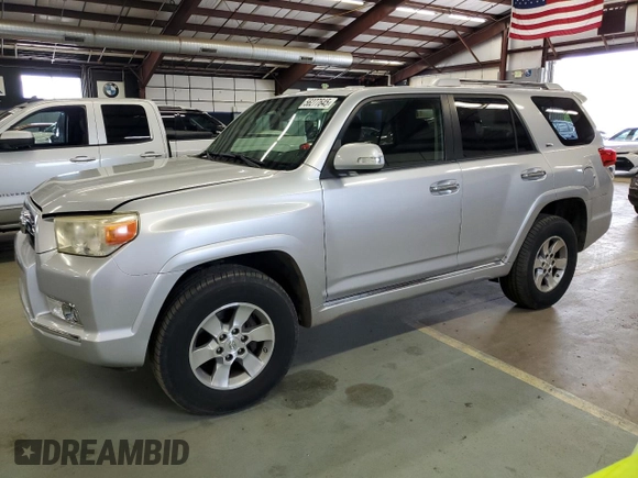 2010 Toyota 4Runner Trail z VIN JTEBU5JRXA5001972, wystawiony jako Copart lot #56277645 z przebiegiem 132 237 mil mil oraz Czysty tytuł • Clean title. Historia ofert i sprzedaży dostępna na DreamBid. Obrazek 1.