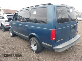 1998 GMC Safari with VIN 1GKDM19W2WB504540, listed as a IAAI auction lot 41977868 with Not Provided miles. Bid and sale history available at carsss.com. Image 3.