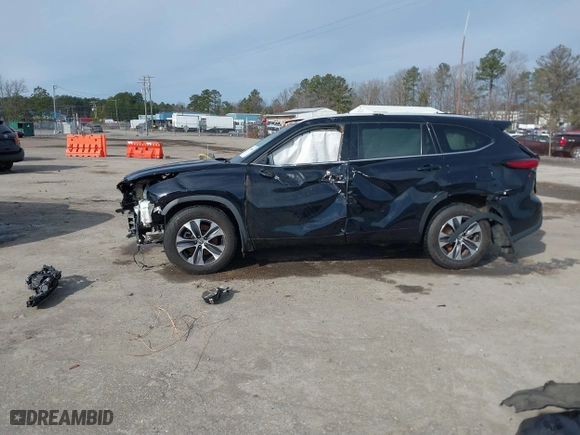 2022 Toyota Highlander XLE with VIN 5TDHZRBH2NS257729, listed as a IAAI auction lot 41580650 with 63,394 mi miles. Bid and sale history available at carsss.com. Image 15.