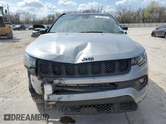2024 Jeep Compass Latitude z VIN 3C4NJDBN9RT588189, wystawiony jako Copart lot #50189415 z przebiegiem 15 039 mil mil oraz Szkoda całkowita • Salvage title. Historia ofert i sprzedaży dostępna na DreamBid. Obrazek 5.