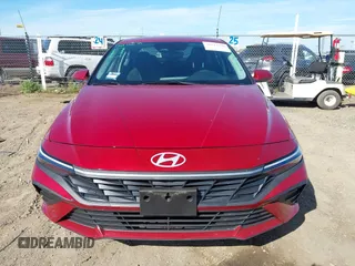 2025 Hyundai Elantra SE z VIN KMHLL4DG6SU864299, wystawiony jako IAAI lot #42024320 z przebiegiem 5 723 mil mil oraz . Historia ofert i sprzedaży dostępna na DreamBid. Obrazek 13.