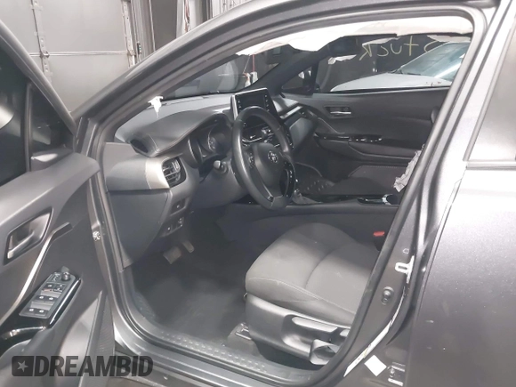 2019 Toyota C-HR XLE z VIN NMTKHMBX3KR083103, wystawiony jako IAAI lot #41935669 z przebiegiem 39 841 mil mil oraz . Historia ofert i sprzedaży dostępna na DreamBid. Obrazek 5.