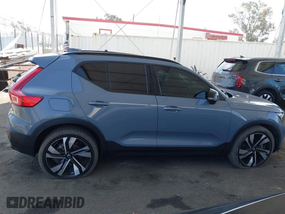 2023 Volvo XC40 Ultimate Dark Theme z VIN YV4L12UX9P2952245, wystawiony jako IAAI lot #42205666 z przebiegiem 19 952 mil mil oraz . Historia ofert i sprzedaży dostępna na DreamBid. Obrazek 13.