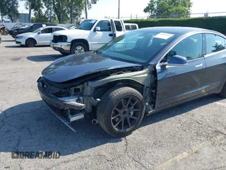 2018 Tesla Model 3 Long Range Battery z VIN 5YJ3E1EA2JF039262, wystawiony jako IAAI lot #42463443 z przebiegiem 77 482 mil mil oraz . Historia ofert i sprzedaży dostępna na DreamBid. Obrazek 6.