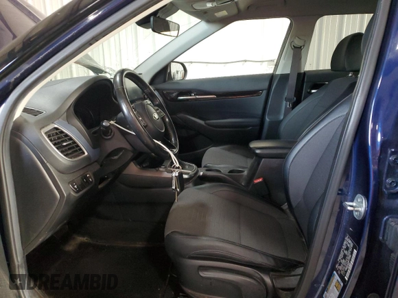 2021 Kia Seltos S z VIN KNDEUCAA9M7172365, wystawiony jako Copart lot #59109205 z przebiegiem 110 469 mil mil oraz Szkoda całkowita • Salvage title. Historia ofert i sprzedaży dostępna na DreamBid. Obrazek 7.