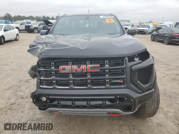 2024 GMC Canyon 4WD AT4 z VIN 1GTP6DEK1R1185858, wystawiony jako Copart lot #45866495 z przebiegiem 2069 mil mil oraz Szkody całkowita. Historia ofert i sprzedaży dostępna na DreamBid. Obrazek 5.