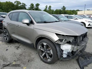 2022 Volvo XC40 Momentum with VIN YV4162UK7N2740096, listed as a Copart auction lot 65443083 with 18,157 mi miles. Bid and sale history available at carsss.com. Image 4.