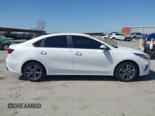 2022 Kia Forte LXS z VIN 3KPF24AD2NE425621, wystawiony jako IAAI lot #41865432 z przebiegiem 14 245 mil mil oraz . Historia ofert i sprzedaży dostępna na DreamBid. Obrazek 13.
