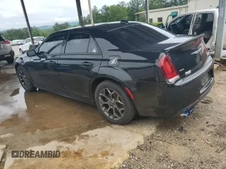 2018 Chrysler 300 S z VIN 2C3CCAGG3JH302381, wystawiony jako Copart lot #58166085 z przebiegiem 161 671 mil mil oraz Czysty tytuł • Clean title. Historia ofert i sprzedaży dostępna na DreamBid. Obrazek 2.