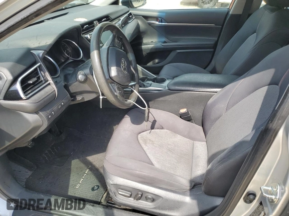 2018 Toyota Camry LE z VIN 4T1B11HK3JU525478, wystawiony jako Copart lot #56112235 z przebiegiem 141 609 mil mil oraz Szkoda całkowita • Salvage title. Historia ofert i sprzedaży dostępna na DreamBid. Obrazek 7.