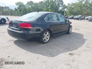 2014 Volkswagen Passat S z VIN 1VWAT7A30EC041728, wystawiony jako IAAI lot #42102295 z przebiegiem 94 768 mil mil oraz . Historia ofert i sprzedaży dostępna na DreamBid. Obrazek 4.