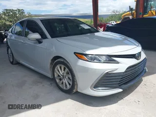 2024 Toyota Camry LE z VIN 4T1C11AK8RU215529, wystawiony jako IAAI lot #42168769 z przebiegiem 46 307 mil mil oraz . Historia ofert i sprzedaży dostępna na DreamBid. Obrazek 1.