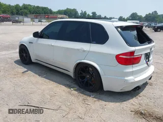 2010 BMW X5 M z VIN 5YMGY0C53ALK26006, wystawiony jako IAAI lot #42329794 z przebiegiem Nie podano mil oraz . Historia ofert i sprzedaży dostępna na DreamBid. Obrazek 3.