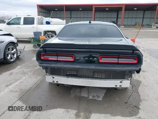 2017 Dodge Challenger SXT z VIN 2C3CDZAG5HH501706, wystawiony jako IAAI lot #41508621 z przebiegiem 93 658 mil mil oraz . Historia ofert i sprzedaży dostępna na DreamBid. Obrazek 16.