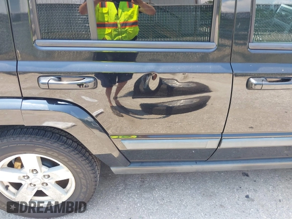 2008 Jeep Commander Sport z VIN 1J8HG48K08C132383, wystawiony jako IAAI lot #42600242 z przebiegiem 167 206 mil mil oraz . Historia ofert i sprzedaży dostępna na DreamBid. Obrazek 18.