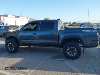 2022 Toyota Tacoma SR z VIN 3TMCZ5AN1NM531884, wystawiony jako IAAI lot #42257444 z przebiegiem Nie podano mil oraz . Historia ofert i sprzedaży dostępna na DreamBid. Obrazek 14.