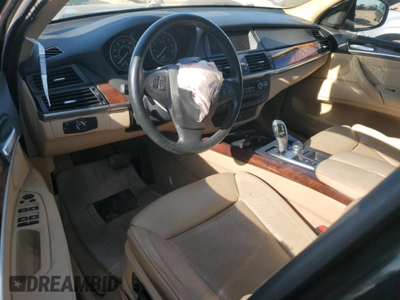 2013 BMW X5 xDrive35i z VIN 5UXZV4C53D0B24617, wystawiony jako Copart lot #48004515 z przebiegiem Nie podano mil oraz Szkody całkowita. Historia ofert i sprzedaży dostępna na DreamBid. Obrazek 8.