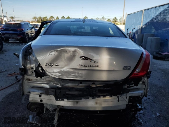 2015 Jaguar XJ Portfolio z VIN SAJWJ2GD9F8V81151, wystawiony jako Copart lot #45724765 z przebiegiem 77 392 mil mil oraz Szkoda całkowita • Salvage title. Historia ofert i sprzedaży dostępna na DreamBid. Obrazek 6.