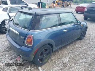 2010 MINI Hardtop z VIN WMWMF3C5XATZ26038, wystawiony jako IAAI lot #42851812 z przebiegiem 150 000 mil mil oraz . Historia ofert i sprzedaży dostępna na DreamBid. Obrazek 4.