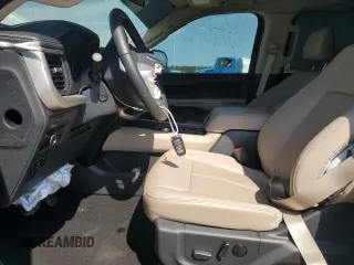 2024 Ford Expedition Max XLT z VIN 1FMJK1H8XREA21951, wystawiony jako Copart lot #45556635 z przebiegiem 8 544 mil mil oraz Szkoda całkowita • Salvage title. Historia ofert i sprzedaży dostępna na DreamBid. Obrazek 7.