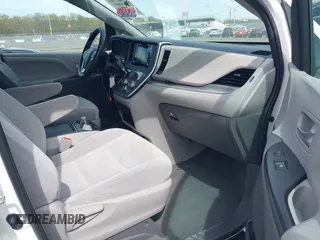 2020 Toyota Sienna LE Auto Access Seat с VIN 5TDKZ3DC3LS043379, выставлен на аукционе IAAI как лот 42103997 с пробегом 46 570 миль миль и . История ставок и продаж доступна на DreamBid. Изображение 5.