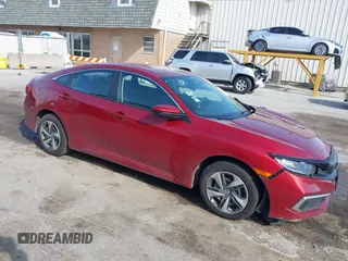2020 Honda Civic LX z VIN 19XFC2F62LE001669, wystawiony jako IAAI lot #41935062 z przebiegiem 68 285 mil mil oraz . Historia ofert i sprzedaży dostępna na DreamBid. Obrazek 1.
