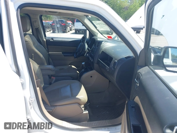 2016 Jeep Patriot High Altitude z VIN 1C4NJRFB8GD707642, wystawiony jako IAAI lot #42324960 z przebiegiem 176 344 mil mil oraz . Historia ofert i sprzedaży dostępna na DreamBid. Obrazek 5.