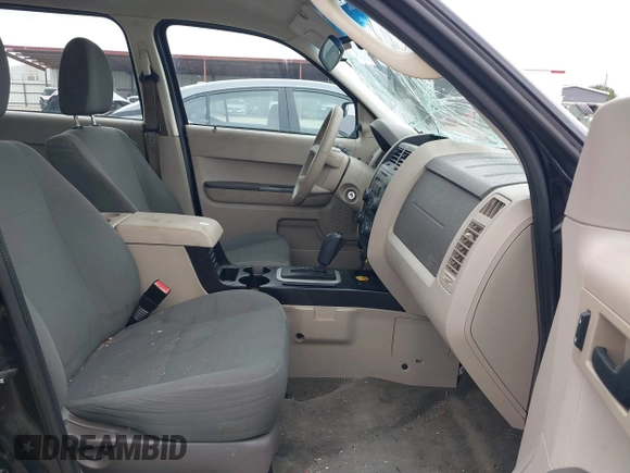 2011 Ford Escape XLS z VIN 1FMCU0C73BKB97601, wystawiony jako IAAI lot #42498599 z przebiegiem 243 282 mil mil oraz . Historia ofert i sprzedaży dostępna na DreamBid. Obrazek 5.