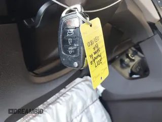 2017 Hyundai Santa Fe 2.4L z VIN 5NMZU3LB8HH031180, wystawiony jako IAAI lot #42242405 z przebiegiem 139 739 mil mil oraz . Historia ofert i sprzedaży dostępna na DreamBid. Obrazek 11.