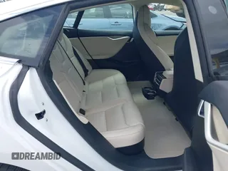 2018 Tesla Model S 75D z VIN 5YJSA1E28JF247985, wystawiony jako IAAI lot #42116586 z przebiegiem 102 062 mil mil oraz . Historia ofert i sprzedaży dostępna na DreamBid. Obrazek 8.