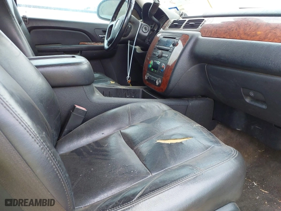 2009 Chevrolet Suburban LT w/2LT with VIN 1GNFC26JX9R280829, listed as a IAAI auction lot 41551580 with 214,351 mi miles. Bid and sale history available at carsss.com. Image 5.