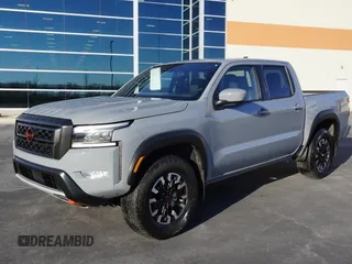 2024 Nissan Frontier SV z VIN 1N6ED1EK2RN667028, wystawiony jako Copart lot #55688885 z przebiegiem 3 447 mil mil oraz Szkoda całkowita • Salvage title. Historia ofert i sprzedaży dostępna na DreamBid. Obrazek 2.
