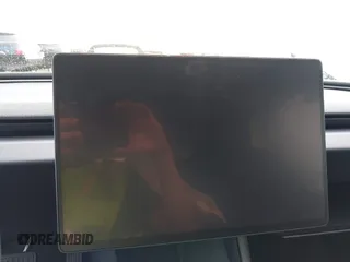 2024 Tesla Model 3 z VIN 5YJ3E1EAXRF853350, wystawiony jako IAAI lot #41946954 z przebiegiem Nie podano mil oraz . Historia ofert i sprzedaży dostępna na DreamBid. Obrazek 7.