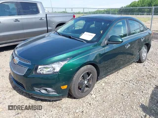 2014 Chevrolet Cruze 1LT z VIN 1G1PC5SB1E7153107, wystawiony jako IAAI lot #42224498 z przebiegiem 123 348 mil mil oraz . Historia ofert i sprzedaży dostępna na DreamBid. Obrazek 2.