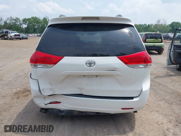 2011 Toyota Sienna XLE AAS z VIN 5TDYK3DC9BS039639, wystawiony jako IAAI lot #42440354 z przebiegiem 291 565 mil mil oraz . Historia ofert i sprzedaży dostępna na DreamBid. Obrazek 17.