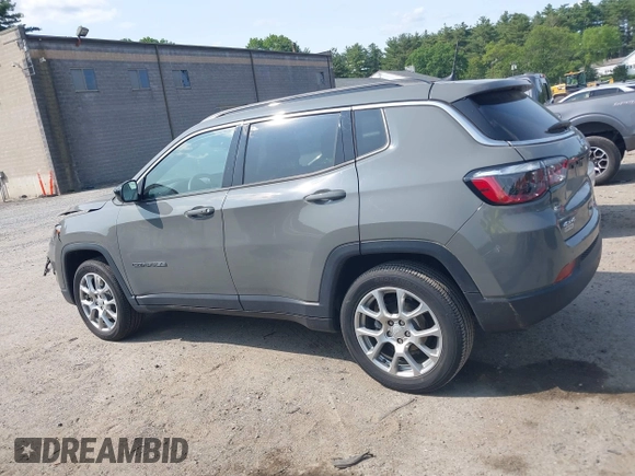 2023 Jeep Compass Latitude Lux z VIN 3C4NJDFN8PT531229, wystawiony jako IAAI lot #42383427 z przebiegiem 6 979 mil mil oraz . Historia ofert i sprzedaży dostępna na DreamBid. Obrazek 14.