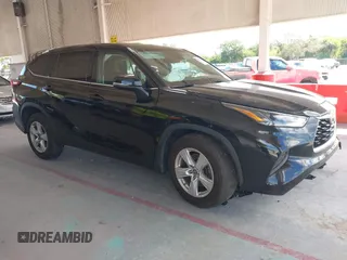 2022 Toyota Highlander L z VIN 5TDCZRAH5NS132283, wystawiony jako IAAI lot #42237111 z przebiegiem 69 434 mil mil oraz . Historia ofert i sprzedaży dostępna na DreamBid. Obrazek 1.