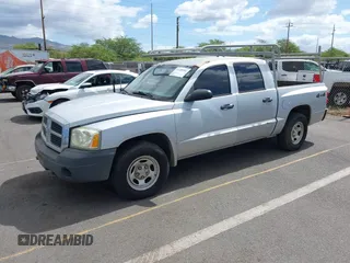 2005 Dodge Dakota ST z VIN 1D7HW28N25S139898, wystawiony jako IAAI lot #42358982 z przebiegiem 81 139 mil mil oraz . Historia ofert i sprzedaży dostępna na DreamBid. Obrazek 2.