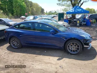 2022 Tesla Model 3 Long Range z VIN 5YJ3E1EB7NF180049, wystawiony jako IAAI lot #42188963 z przebiegiem 18 604 mil mil oraz . Historia ofert i sprzedaży dostępna na DreamBid. Obrazek 13.
