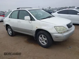 2001 Lexus RX 300 z VIN JTJGF10U010092702, wystawiony jako IAAI lot #42489593 z przebiegiem Nie podano mil oraz . Historia ofert i sprzedaży dostępna na DreamBid. Obrazek 1.
