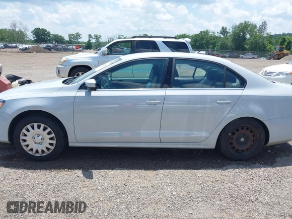 2017 Volkswagen Jetta S z VIN 3VW2B7AJ8HM242804, wystawiony jako IAAI lot #42595566 z przebiegiem 96 551 mil mil oraz . Historia ofert i sprzedaży dostępna na DreamBid. Obrazek 15.