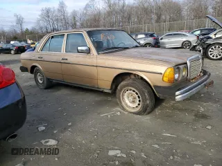 1983 Mercedes-Benz 300 D with VIN WDBAB33A1DB032601, listed as a Copart auction lot 82419003 with 330,483 mi miles and Non Repairable. Bid and sale history available at carsss.com. Image 4.