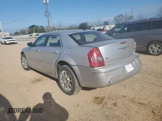 2009 Chrysler 300 z VIN 2C3KK53V09H568544, wystawiony jako Copart lot #47015735 z przebiegiem 126 245 mil mil oraz Szkoda całkowita • Salvage title. Historia ofert i sprzedaży dostępna na DreamBid. Obrazek 2.