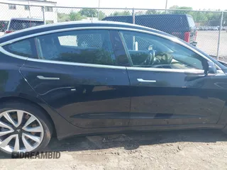 2018 Tesla Model 3 Long Range Battery z VIN 5YJ3E1EB9JF086703, wystawiony jako IAAI lot #42290193 z przebiegiem 46 255 mil mil oraz . Historia ofert i sprzedaży dostępna na DreamBid. Obrazek 14.