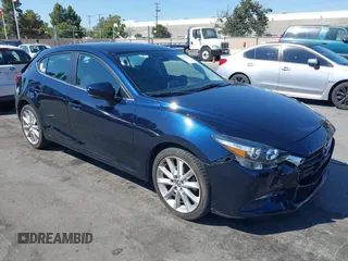 2017 Mazda 3 Touring z VIN 3MZBN1L77HM140562, wystawiony jako IAAI lot #42761296 z przebiegiem 76 987 mil mil oraz . Historia ofert i sprzedaży dostępna na DreamBid. Obrazek 1.