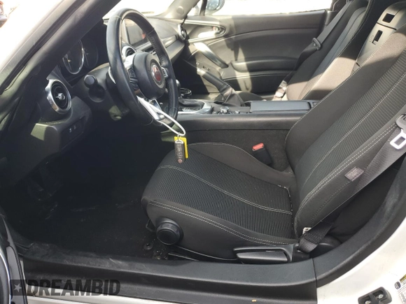 2017 FIAT 124 Spider Lusso z VIN JC1NFAEK5H0106151, wystawiony jako Copart lot #88738865 z przebiegiem 81 333 mil mil oraz Szkoda całkowita • Salvage title. Historia ofert i sprzedaży dostępna na DreamBid. Obrazek 7.